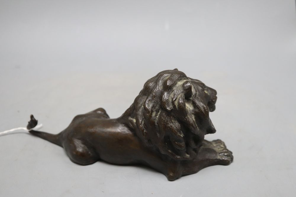 An early 20th century bronze model of a recumbent lion, length 23cm